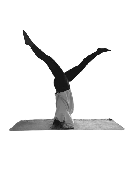 Osoba stojąca na głowie na macie do jogi